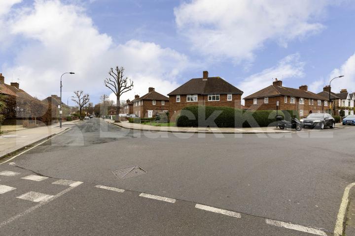 			3 Bedroom, 1 bath, 1 reception House			 Wormholt Road, Shepherds Bush